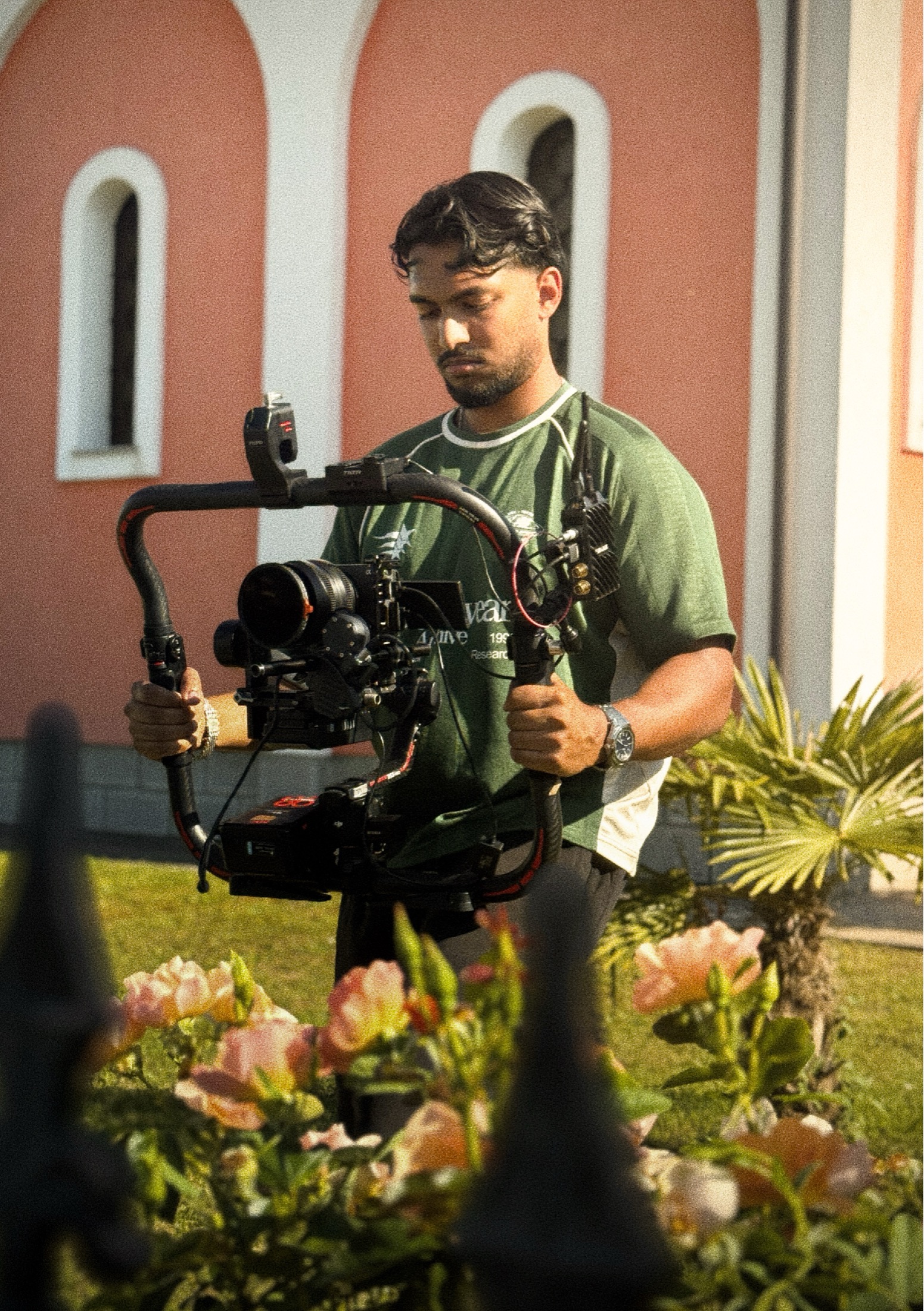 by_schai bei einem Videodreh mit Kamera-Gimbal